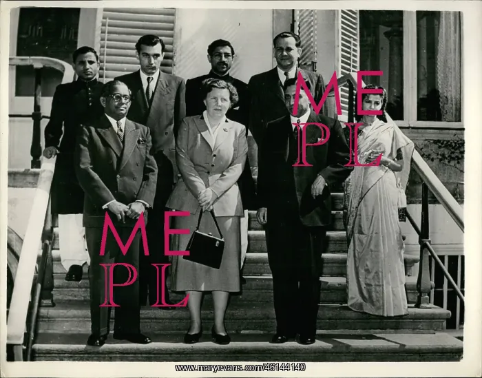 : Queen Juliana of the Netherlands with visiting journalists : Queen Juliana of the Netherlands with visiting journalists