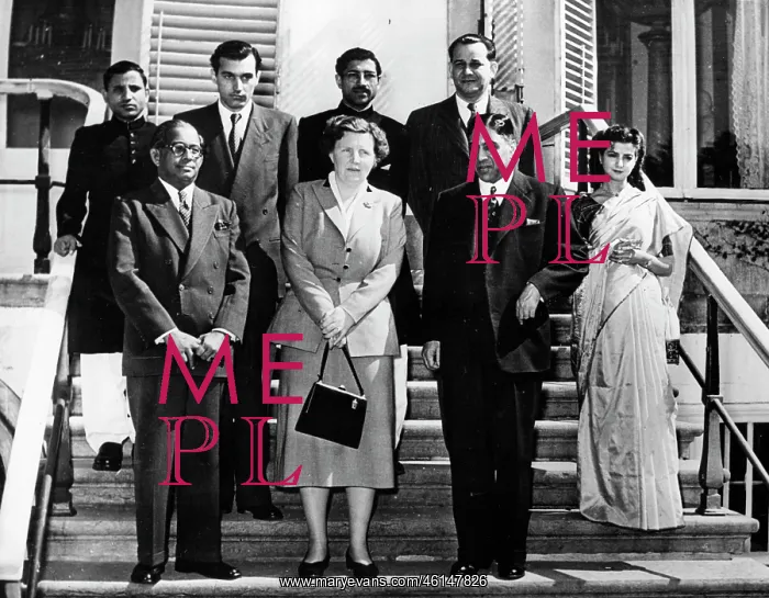 : Queen Juliana of the Netherlands with visiting journalists : Queen Juliana of the Netherlands with visiting journalists