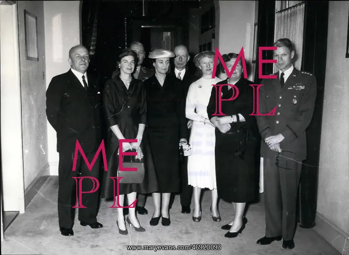: Queen Juliana of the Netherlands with visitors : Queen Juliana of the Netherlands with visitors