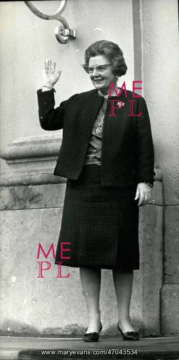: Queen Juliana of the Netherlands waving : Queen Juliana of the Netherlands waving