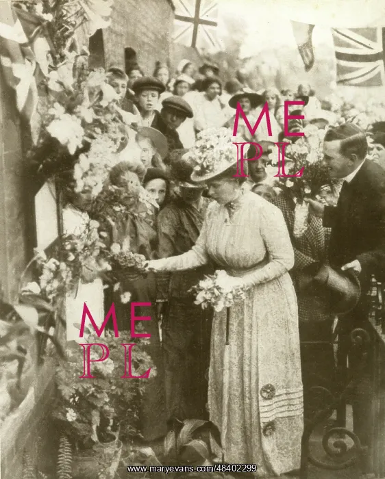  : Queen Mary laying flowers at Hackney, WW1