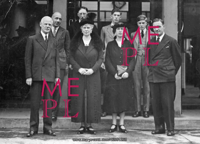 : Queen Mary visiting Rowntrees in York : Queen Mary visiting Rowntrees in York