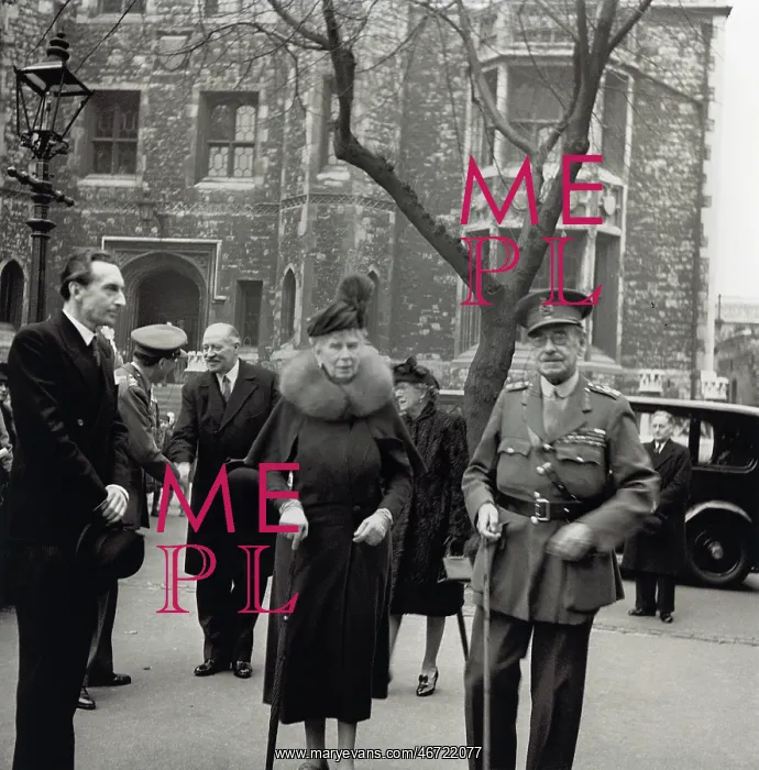 : Queen Mary visits the Tower of London : Queen Mary visits the Tower of London