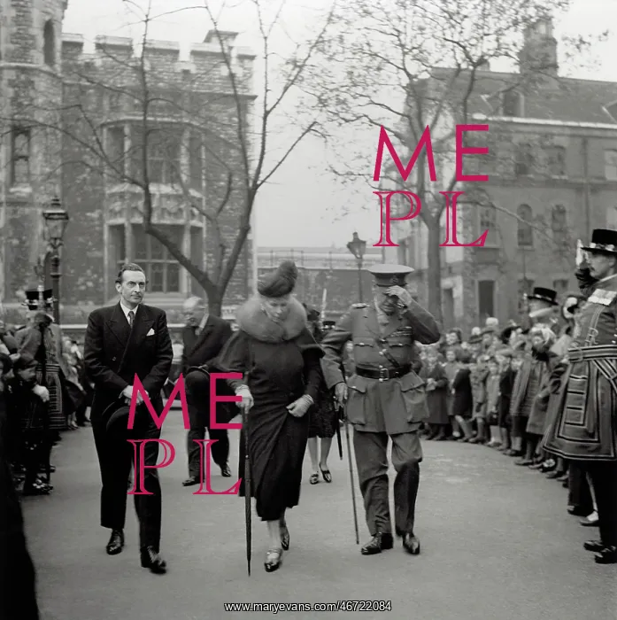 : Queen Mary visits the Tower of London : Queen Mary visits the Tower of London