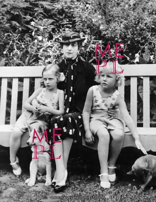: Queen Maud of Norway with her granddaughters : Queen Maud of Norway with her granddaughters