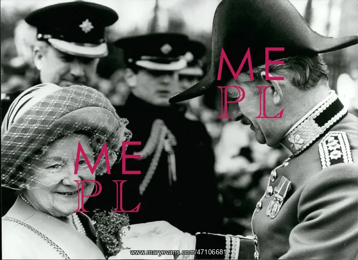 : Queen Mother at Chelsea Barracks : Queen Mother at Chelsea Barracks