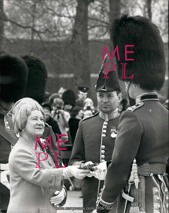 : Queen Mother and Irish Guards : Queen Mother and Irish Guards