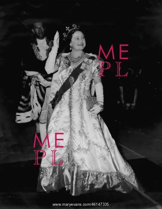 : Queen Mother waving on return to Buckingham Palace : Queen Mother waving on return to Buckingham Palace