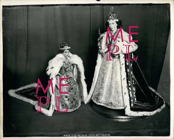 : Queen replicas, coronation souvenirs : Queen replicas, coronation souvenirs
