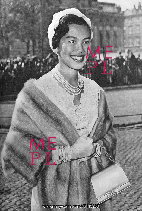 : Queen Sirikit visiting London : Queen Sirikit visiting London