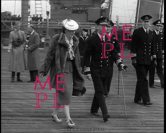 : Queen Wilhelmina Walking Ashore In Dover : Queen Wilhelmina Walking Ashore In Dover