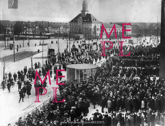 : Queue in front of the Arbeitsamt - Job Center Berlin, 1932 : Queue in front of the Arbeitsamt - Job Center Berlin, 1932