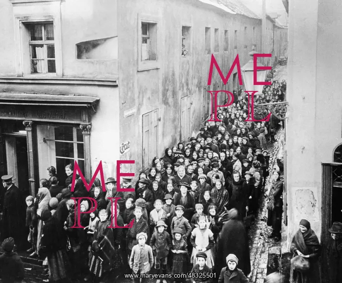 : Queue in front of a bakery, 1917 : Queue in front of a bakery, 1917