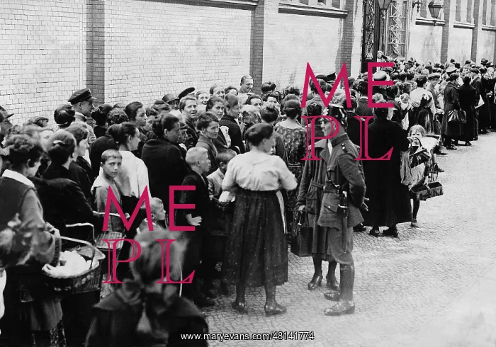 : Queue in front of a Berlin Freibank during the inflation, 19 : Queue in front of a Berlin Freibank during the inflation, 19