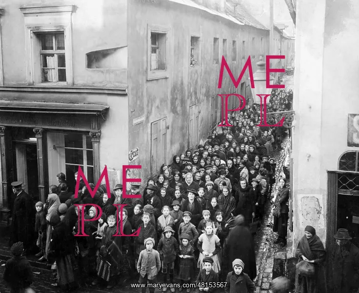  : Queue at a butchery during the First World War