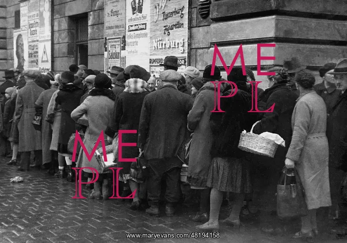 : Queue in front of the cheap meat counter during the inflatio : Queue in front of the cheap meat counter during the inflatio