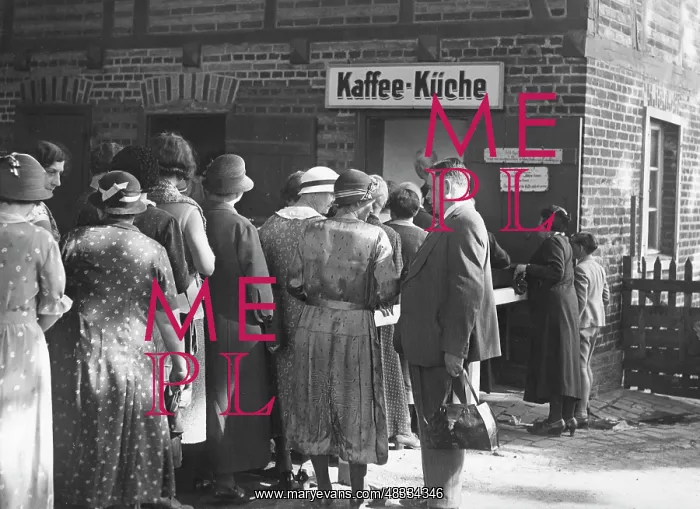 : Queue in front of a coffee shop, 1938 : Queue in front of a coffee shop, 1938
