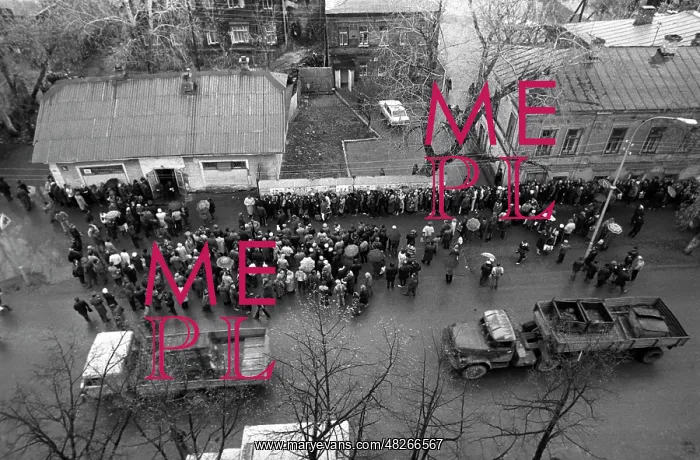  : Queue of essential commodities in Perm, 1991