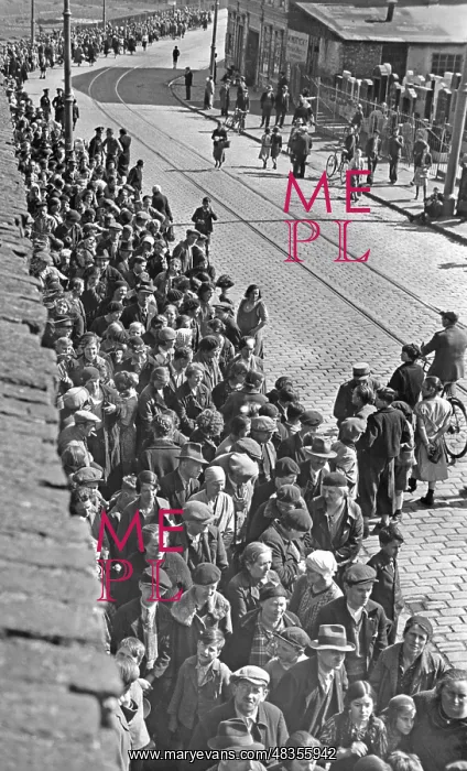 : Queue before the food issue, 1938 : Queue before the food issue, 1938