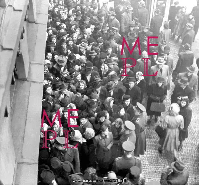 : Queue - line - shopping - shoppers - crowd : Queue - line - shopping - shoppers - crowd