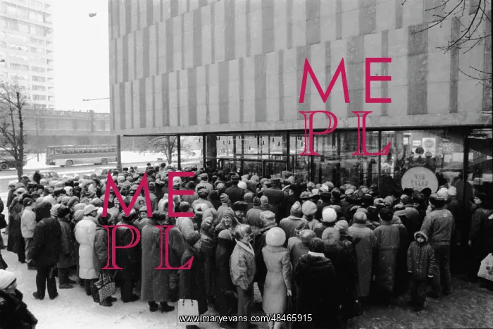 : Queue for Mars chocolate bars in Moscow, 1991 : Queue for Mars chocolate bars in Moscow, 1991