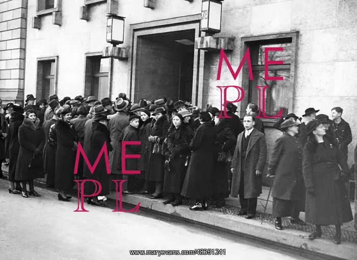 : Queue on New Year's Day in front of the Reich : Queue on New Year's Day in front of the Reich