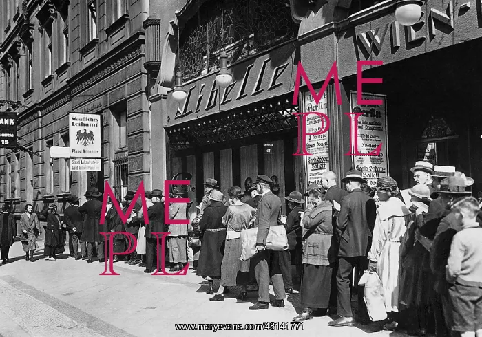 : Queue in front of the pawn shop in Berlin, 1924 : Queue in front of the pawn shop in Berlin, 1924