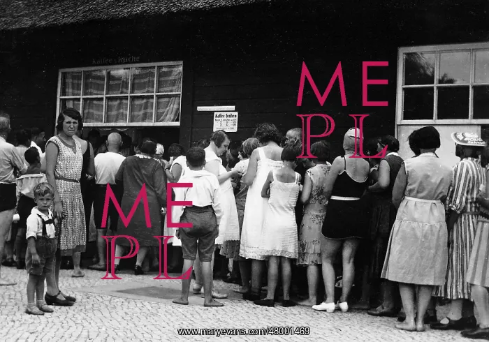 : Queue at the pool Mueggelsee, 1931 : Queue at the pool Mueggelsee, 1931