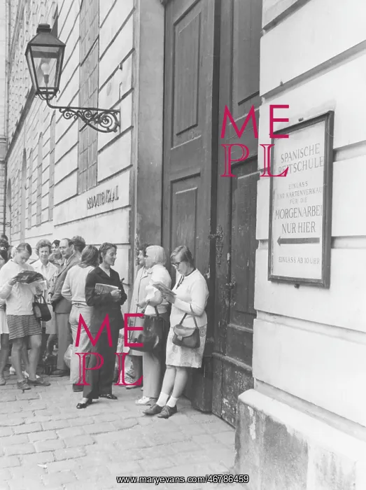 : Queue at Spanish Riding School : Queue at Spanish Riding School