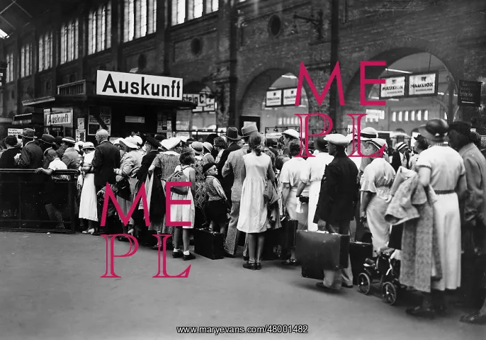 : Queue at the Stettin railway station in Berlin, 1935 : Queue at the Stettin railway station in Berlin, 1935
