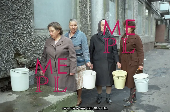 : Queue to water, 1991 : Queue to water, 1991