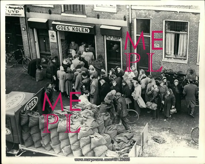 : Queueing For Coal In Amsterdam : Queueing For Coal In Amsterdam