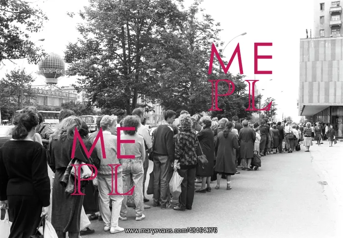 : Queues for sweets in Kalininsky avenue, 1990 : Queues for sweets in Kalininsky avenue, 1990