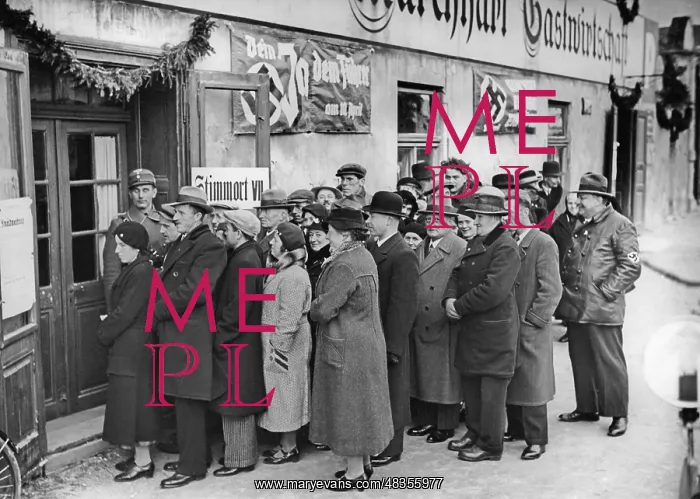 : Queuing in front of a polling station in Spitz an der Donau : Queuing in front of a polling station in Spitz an der Donau