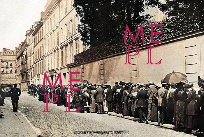 : Queuing to return home following the outbreak of World War I : Queuing to return home following the outbreak of World War I