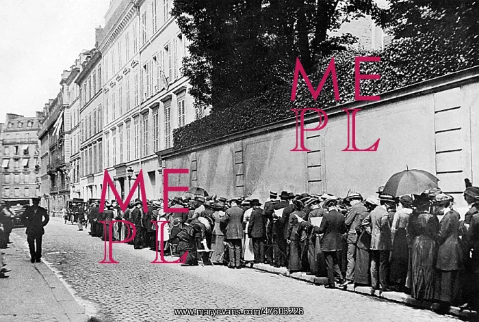 : Queuing to return home following the outbreak of World War I : Queuing to return home following the outbreak of World War I