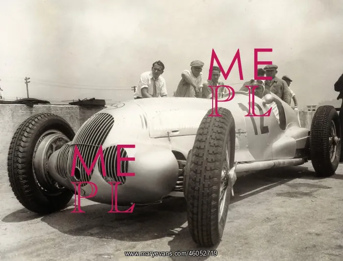 : R. Caracciola in a Mercedes : R. Caracciola in a Mercedes