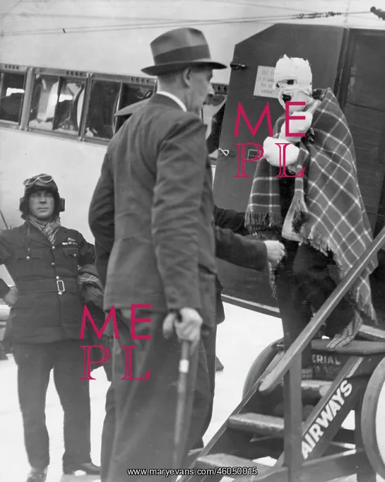 : R101 survivors arrive at Croydon : R101 survivors arrive at Croydon