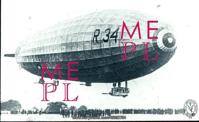 : R34 airship in flight : R34 airship in flight