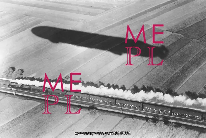 : Race between an express train and an airship, 1911 : Race between an express train and an airship, 1911