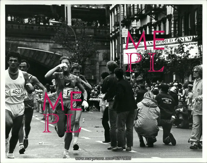 : Race Runners on City Streets : Race Runners on City Streets