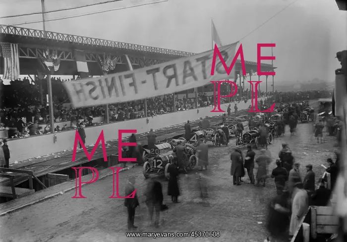: Racecars lining up at the start of the Vanderbilt : Racecars lining up at the start of the Vanderbilt