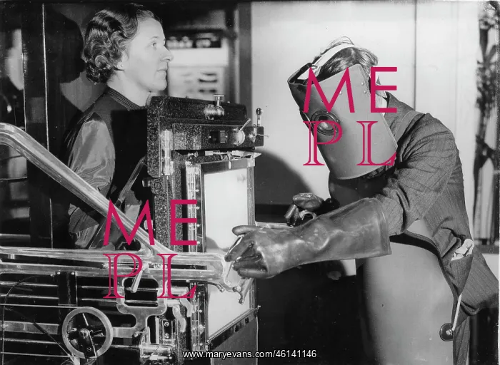 : Radiologist demonstrates modern-ray apparatus : Radiologist demonstrates modern-ray apparatus