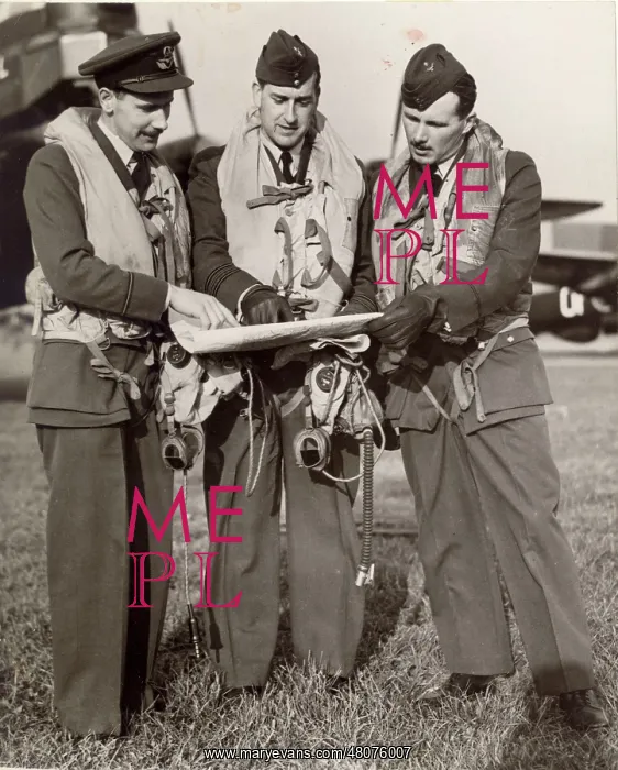 : RAF airmen in front of an Avro Lincoln : RAF airmen in front of an Avro Lincoln