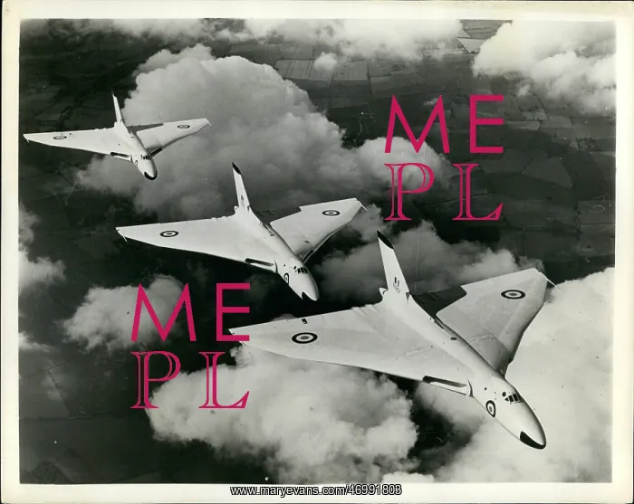 : Three RAF Avro Vulcan delta wing bombers in flight : Three RAF Avro Vulcan delta wing bombers in flight