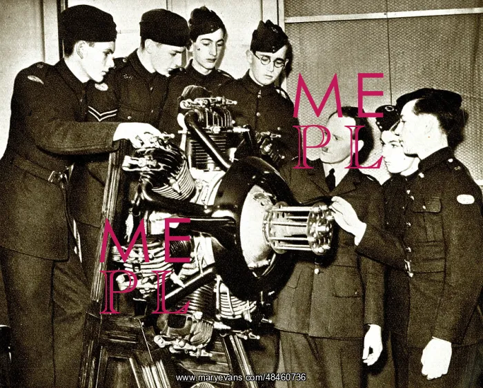 : RAF cadets learning about the aero engine, WW2 : RAF cadets learning about the aero engine, WW2