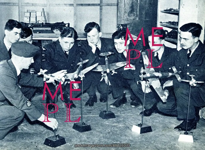: RAF cadets learning tactics by the use of models, WW2 : RAF cadets learning tactics by the use of models, WW2