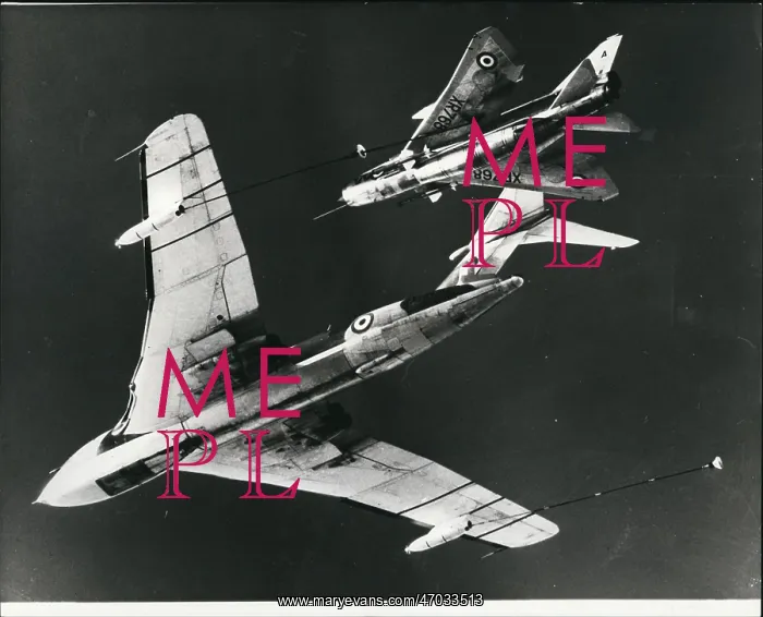 : RAF Lightning fighter plane refuelling from Victor tanker : RAF Lightning fighter plane refuelling from Victor tanker