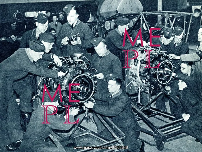: RAF recruits undergoing mechanical training, WW2 : RAF recruits undergoing mechanical training, WW2