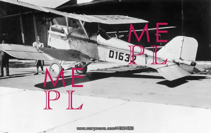: RAF SE-5a. A Civilian Royal-Aircraft-Factory RAF Se-5A Parked : RAF SE-5a. A Civilian Royal-Aircraft-Factory RAF Se-5A Parked